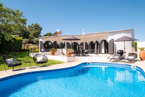Property building, Swimming pool, sunbed