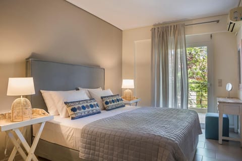 Bed, Photo of the whole room, Bedroom, air conditioner