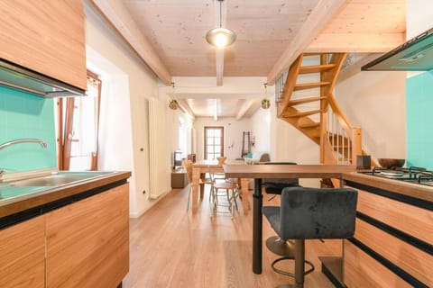 Kitchen or kitchenette, Dining area