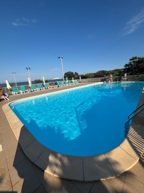 Swimming pool, sunbed