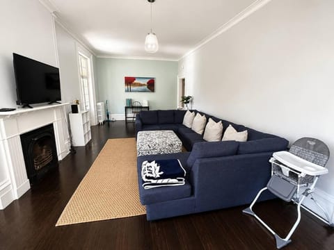 TV and multimedia, Living room, Seating area, Evening entertainment