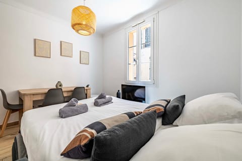 Bed, Living room, Seating area