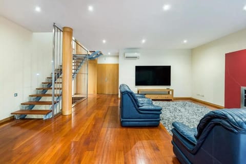 Communal lounge/ TV room, TV and multimedia, Living room, Seating area