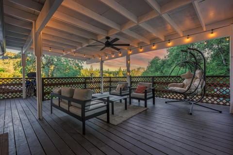 View (from property/room), Balcony/Terrace, Seating area