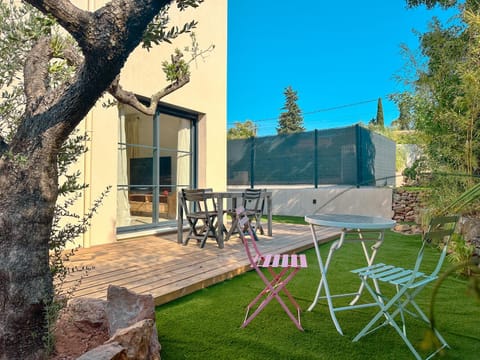 Property building, Patio, Spring, Day, Garden, Balcony/Terrace, Dining area, Garden view
