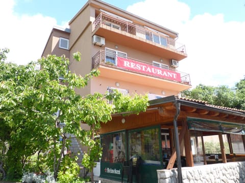 Property building, Restaurant/places to eat