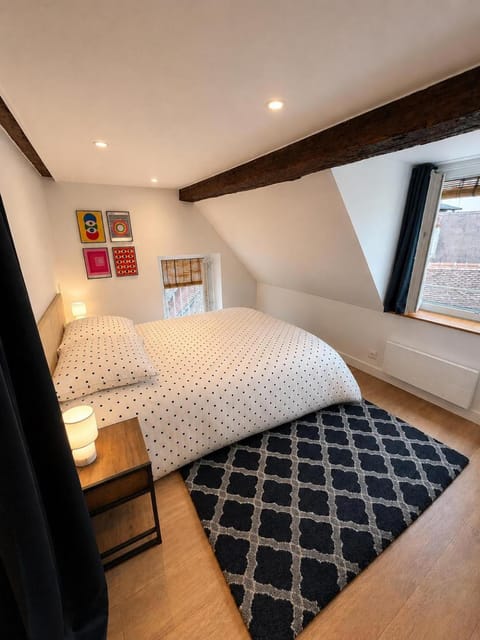 Bed, Bedroom, Quiet street view