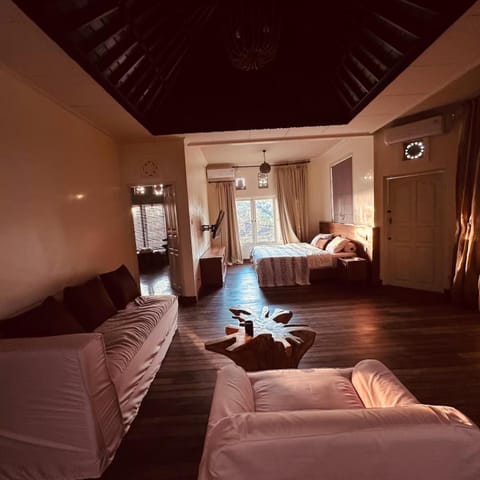 Bed, Photo of the whole room, Seating area, Bedroom