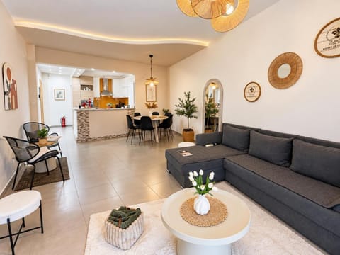 Kitchen or kitchenette, Living room, Seating area, Dining area