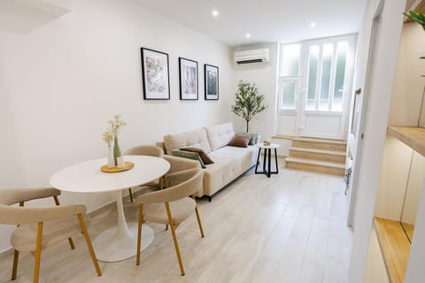 Living room, Seating area, Dining area, air conditioner