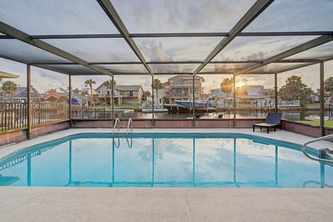 Day, Natural landscape, Solarium, View (from property/room), Seating area, River view, Swimming pool, Sunrise