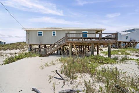 Property building, Day, Summer, Balcony/Terrace, Beach