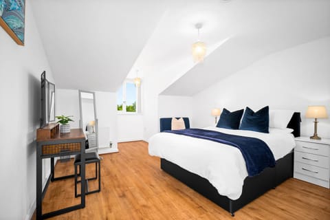 Bed, Photo of the whole room, Bedroom, hair dresser