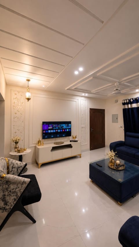 Communal lounge/ TV room, TV and multimedia, Living room, Seating area, Evening entertainment