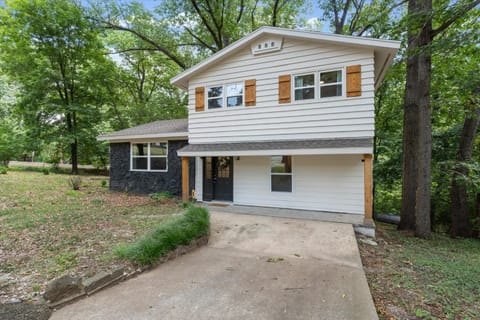 Property building, Facade/entrance, Natural landscape, Parking