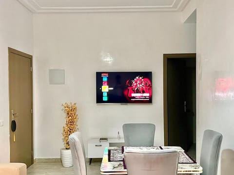 Communal lounge/ TV room, TV and multimedia, Living room, Seating area, Dining area