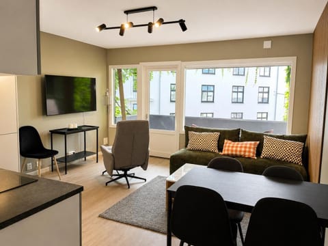 Day, TV and multimedia, Balcony/Terrace, Living room, Seating area, Dining area, City view, Street view, Family