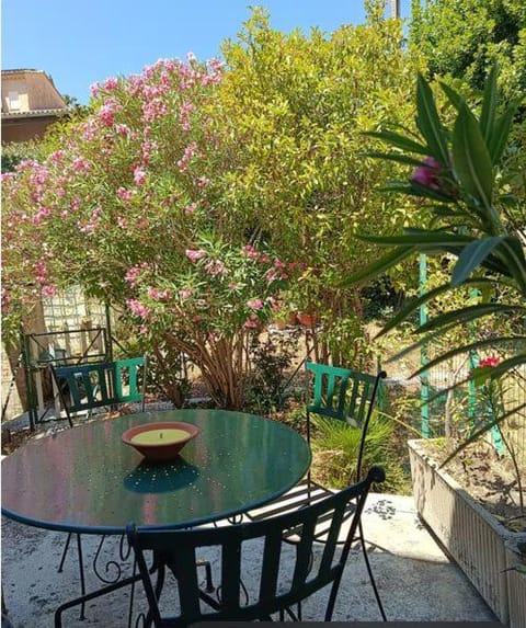 Patio, Garden, Garden, Dining area, Garden view