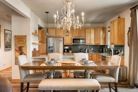 Kitchen or kitchenette, Dining area