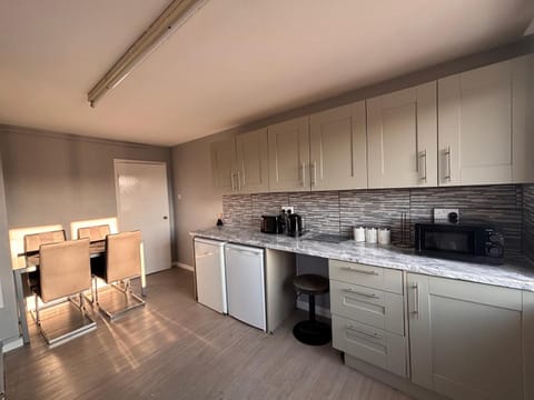 Coffee/tea facilities, Kitchen or kitchenette, Dining area, microwave, oven, stove, toaster, washing machine