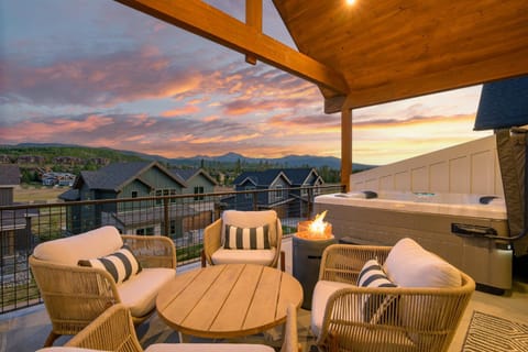Balcony/Terrace, Seating area, Mountain view