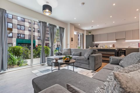 Kitchen or kitchenette, Seating area, Dining area