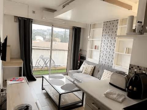 Bed, View (from property/room), Balcony/Terrace, Living room, Seating area, Dining area, Bedroom