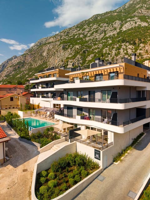 Property building, Swimming pool, Location