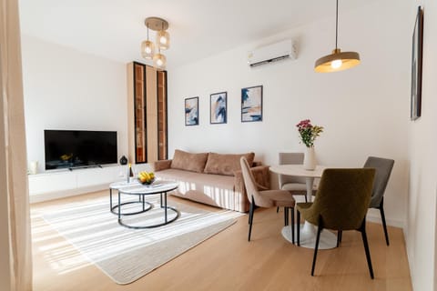 TV and multimedia, Living room, Photo of the whole room, Seating area, air conditioner