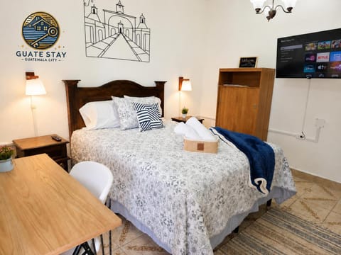 Bed, TV and multimedia, Photo of the whole room, Bedroom