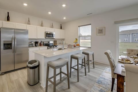 Seating area, Dining area, minibar