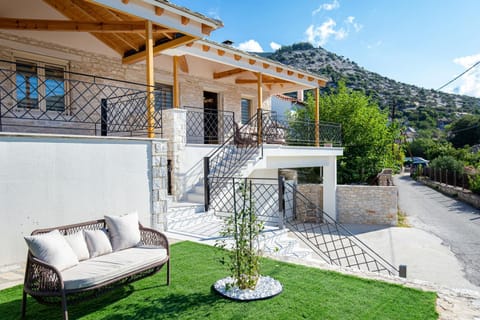 Property building, Patio, Spring, Natural landscape, Garden, View (from property/room), Balcony/Terrace, Garden view, Mountain view