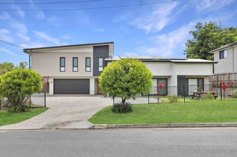 Property building, Facade/entrance, Garden, Seating area, Parking