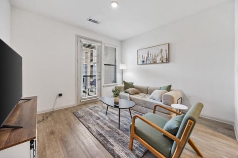 Property building, TV and multimedia, Living room, Seating area, Swimming pool