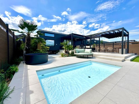 Property building, Day, Natural landscape, Balcony/Terrace