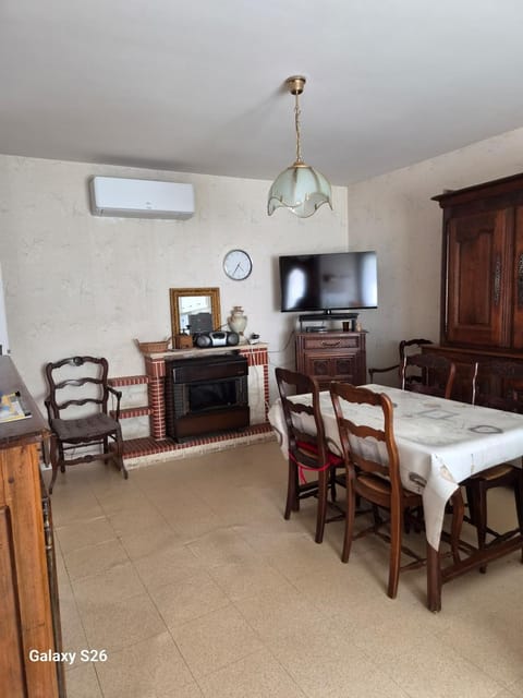 Kitchen or kitchenette, Dining area, air conditioner