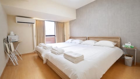 Bed, TV and multimedia, Photo of the whole room, Bedroom, towels, air conditioner