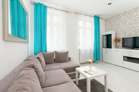 TV and multimedia, Living room, Seating area, Evening entertainment