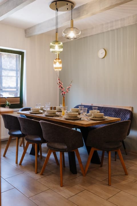 Seating area, Dining area