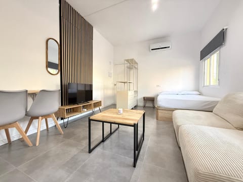 Bed, TV and multimedia, Living room, air conditioner
