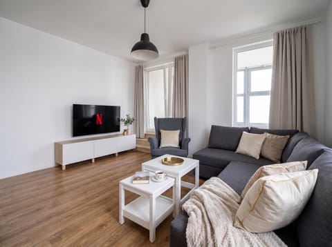 Communal lounge/ TV room, TV and multimedia, Living room, Seating area, Evening entertainment