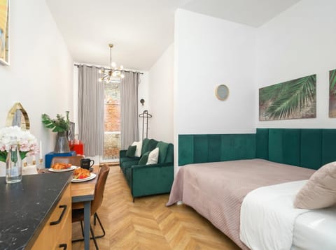 Bed, Living room, Photo of the whole room, Seating area, Dining area, Bedroom