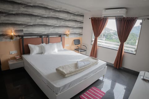 Bed, Photo of the whole room, Bedroom, towels, air conditioner