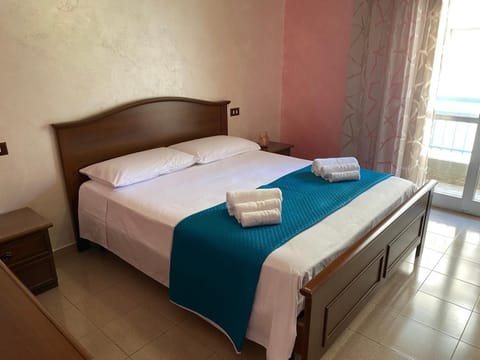 Bed, Bedroom, towels