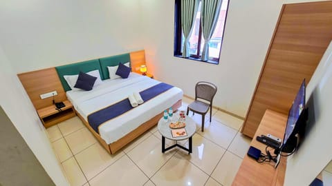 Bed, TV and multimedia, Photo of the whole room, Bedroom