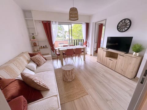 Communal lounge/ TV room, Dining area