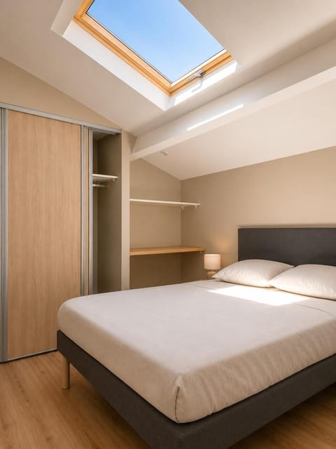Bed, Photo of the whole room, wardrobe