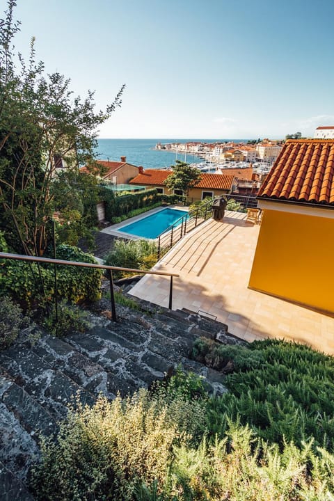 Garden, View (from property/room), Balcony/Terrace, City view, Pool view, Swimming pool