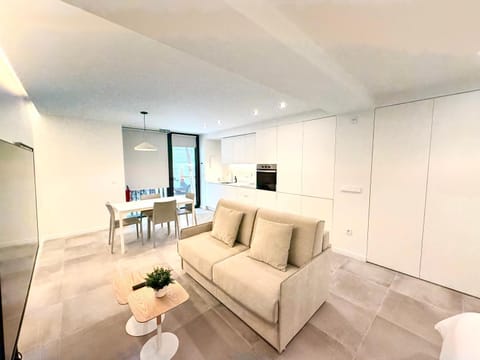 TV and multimedia, Kitchen or kitchenette, Living room, Seating area, Dining area