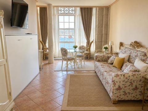 Bed, Natural landscape, TV and multimedia, Living room, Photo of the whole room, Seating area, Dining area